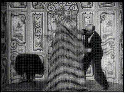 Gif con Georges Méliès duplicándose a sí mismo (como espectáculo de magia).